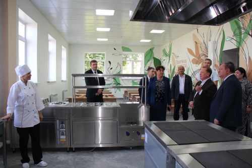В Бурметьевской школе после капремонта распахнул двери современный пищеблок