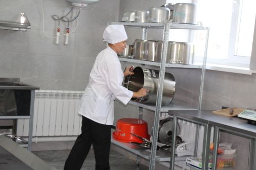 В Бурметьевской школе после капремонта распахнул двери современный пищеблок