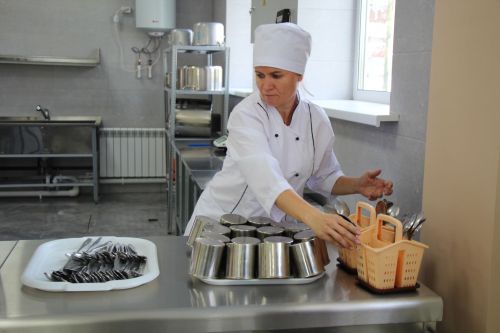 В Бурметьевской школе после капремонта распахнул двери современный пищеблок