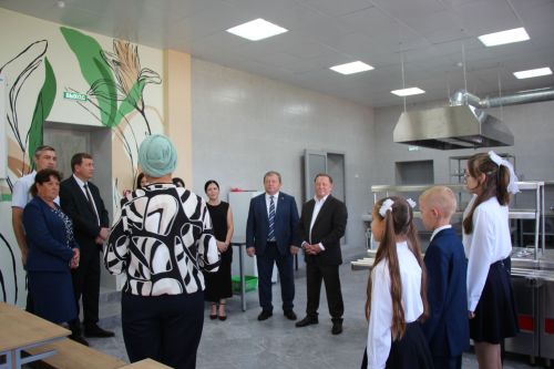 В Бурметьевской школе после капремонта распахнул двери современный пищеблок