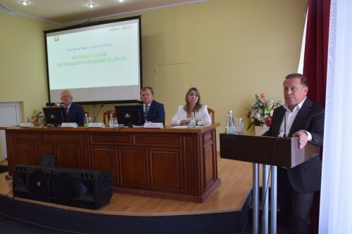 Руководство Нурлата и депутаты обсудили поддержку соцработников на встрече