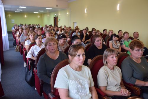 Руководство Нурлата и депутаты обсудили поддержку соцработников на встрече