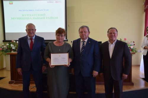 Руководство Нурлата и депутаты обсудили поддержку соцработников на встрече