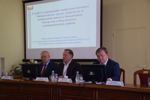 Руководство Нурлата и депутаты обсудили поддержку соцработников на встрече