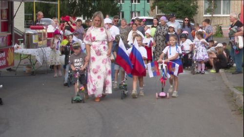 В дворе домов по улице Карла Маркса и Гагарина состоялся парад колясок, велосипедов и самокатов
