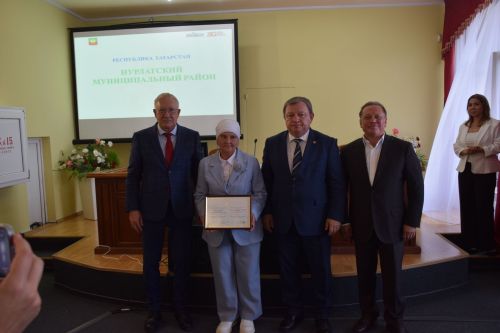Руководство Нурлата и депутаты обсудили поддержку соцработников на встрече