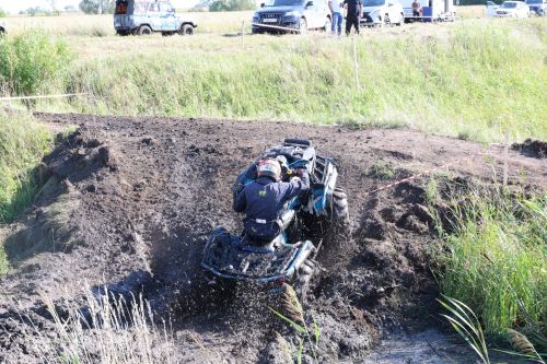 День флага в Нурлате отметили гонками по бездорожью в парке Кондурча