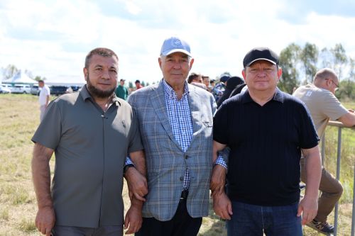 День флага в Нурлате отметили гонками по бездорожью в парке Кондурча