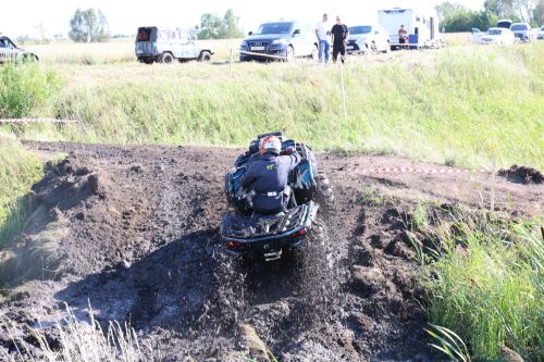 День флага в Нурлате отметили гонками по бездорожью в парке Кондурча