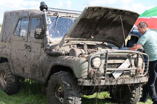 День флага в Нурлате отметили гонками по бездорожью в парке Кондурча