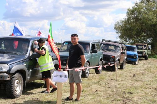 День флага в Нурлате отметили гонками по бездорожью в парке Кондурча