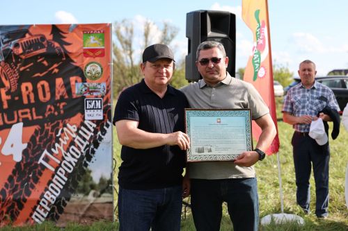 День флага в Нурлате отметили гонками по бездорожью в парке Кондурча