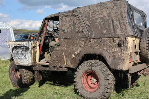 День флага в Нурлате отметили гонками по бездорожью в парке Кондурча
