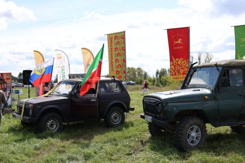 День флага в Нурлате отметили гонками по бездорожью в парке Кондурча