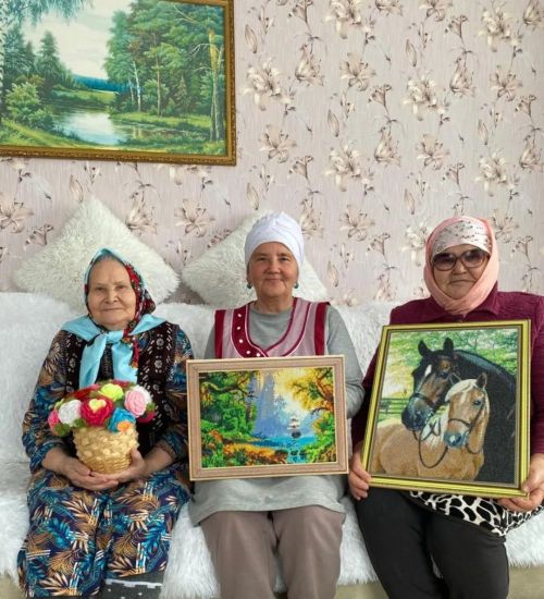 Картины из страз создают участницы клуба «Рукодельница» в Нурлате