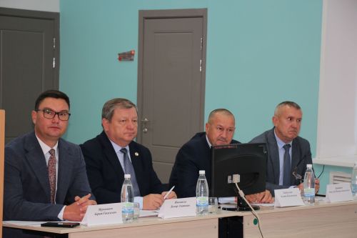 Жители микрорайона железнодорожников встретились с руководством района