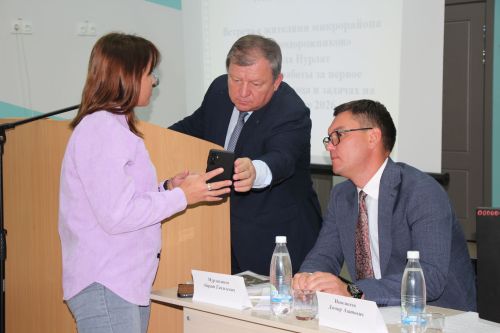 Жители микрорайона железнодорожников встретились с руководством района