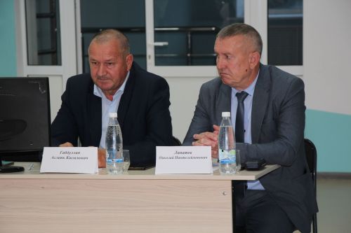 Жители микрорайона железнодорожников встретились с руководством района