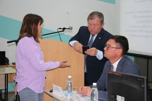 Жители микрорайона железнодорожников встретились с руководством района