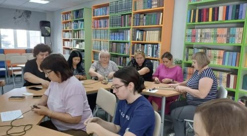 Библиотекари Нурлата плетут тактические браслеты для бойцов СВО