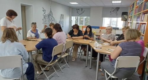 Библиотекари Нурлата плетут тактические браслеты для бойцов СВО