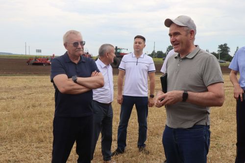 Рустам Минниханов совершил облет полей Нурлатского района