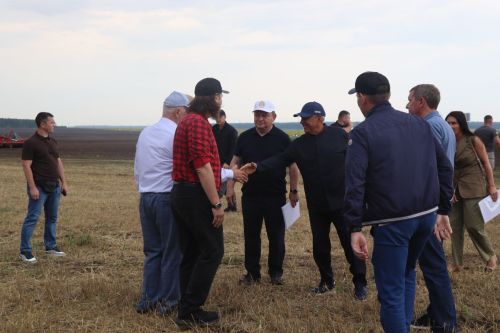 Рустам Минниханов совершил облет полей Нурлатского района