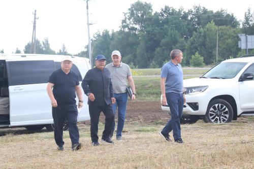 Рустам Минниханов совершил облет полей Нурлатского района