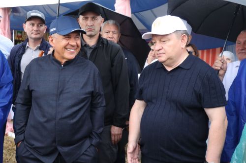 Рустам Минниханов совершил облет полей Нурлатского района