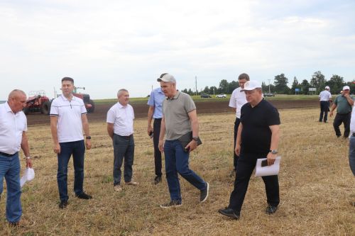 Рустам Минниханов совершил облет полей Нурлатского района