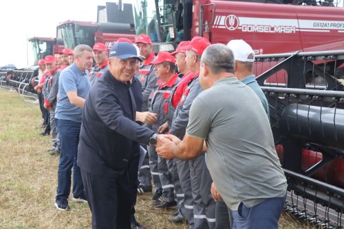 Рустам Минниханов совершил облет полей Нурлатского района