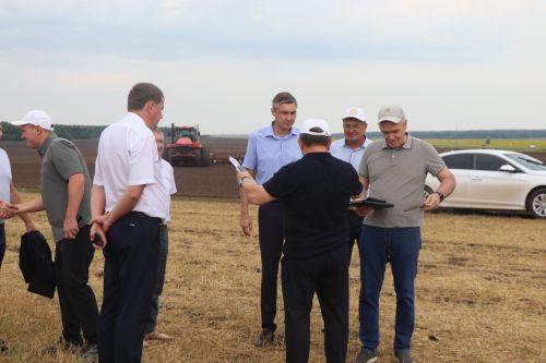 Рустам Минниханов совершил облет полей Нурлатского района