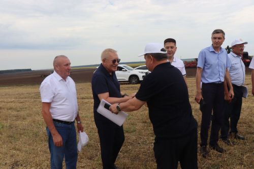 Рустам Минниханов совершил облет полей Нурлатского района