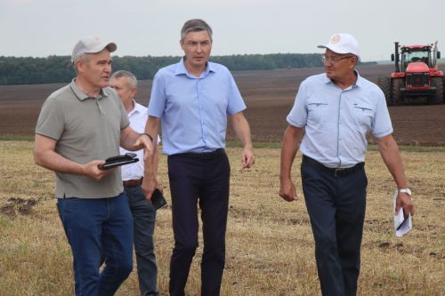Рустам Минниханов совершил облет полей Нурлатского района