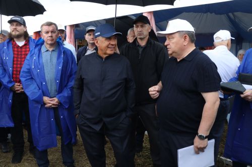 Рустам Минниханов совершил облет полей Нурлатского района