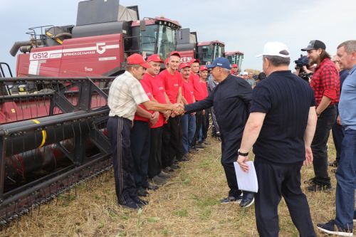 Рустам Минниханов совершил облет полей Нурлатского района