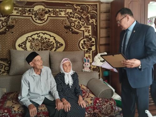 В Нурлатском районе 90-летний юбилей отмечает труженица села Минсара Мустафина
