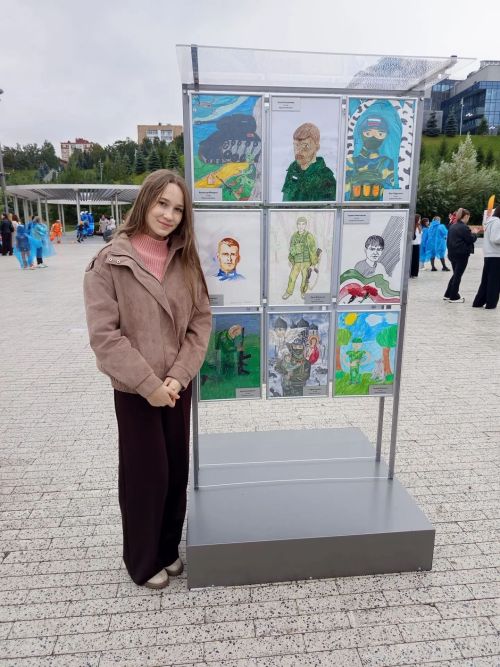 Юные художники из Нурлата побывали на гала-выставке фестиваля «Мой папа — герой» в Казани