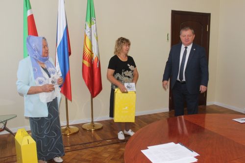Дамир Ишкинеев подарил нурлатцам подписку на районную газету