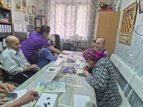 В Нурлатском доме престарелых создали «Древо мира» в технике пластилинографии