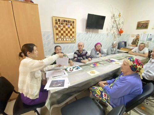В Нурлатском доме престарелых создали «Древо мира» в технике пластилинографии