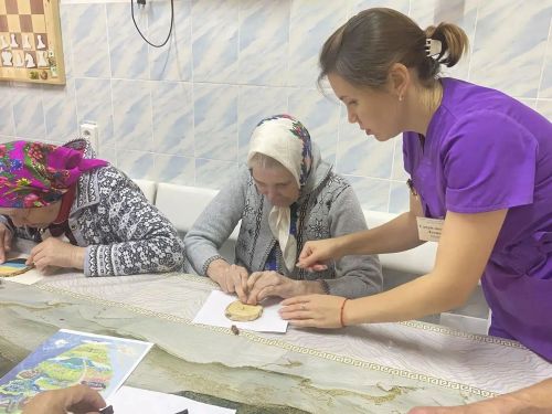 В Нурлатском доме престарелых создали «Древо мира» в технике пластилинографии