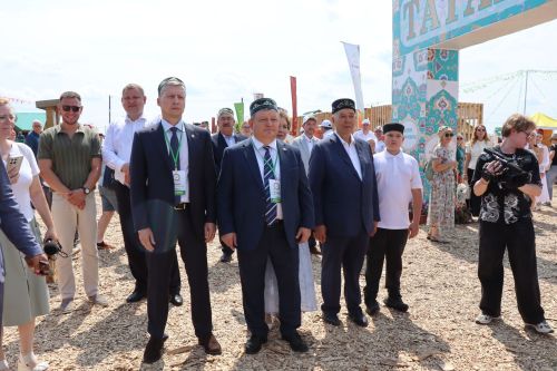 Рустам Минниханов посетил татарстанское подворье на Сабантуе в Мордовии