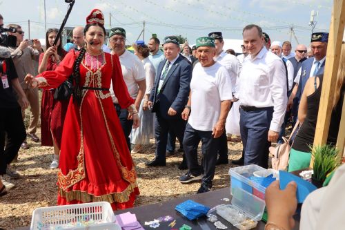 Рустам Минниханов посетил татарстанское подворье на Сабантуе в Мордовии