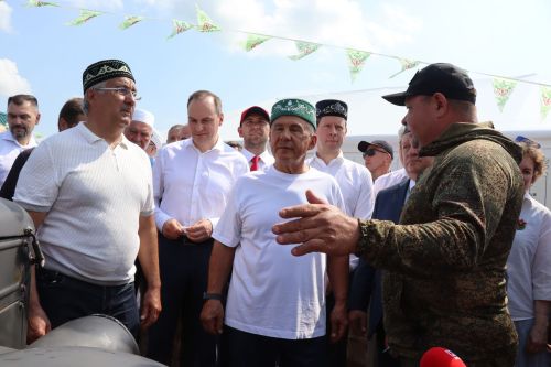 Рустам Минниханов посетил татарстанское подворье на Сабантуе в Мордовии