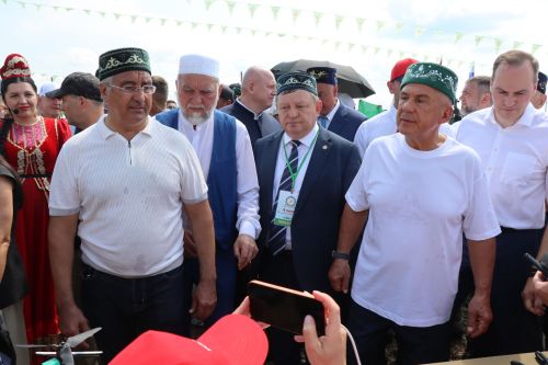 Рустам Минниханов посетил татарстанское подворье на Сабантуе в Мордовии