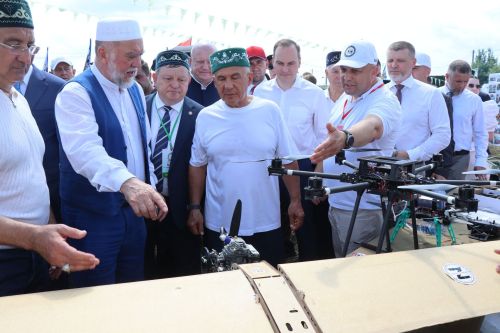 Рустам Минниханов посетил татарстанское подворье на Сабантуе в Мордовии