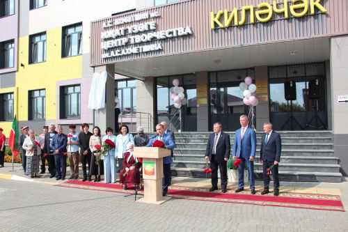 В Нурлате торжественно открыли мемориальную доску памяти Алмаза Ахметшина
