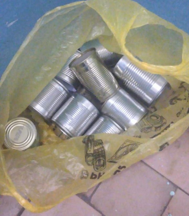 Жители одного из многоквартирных домов Нурлата собирают железные банки для изготовления окопных свеч