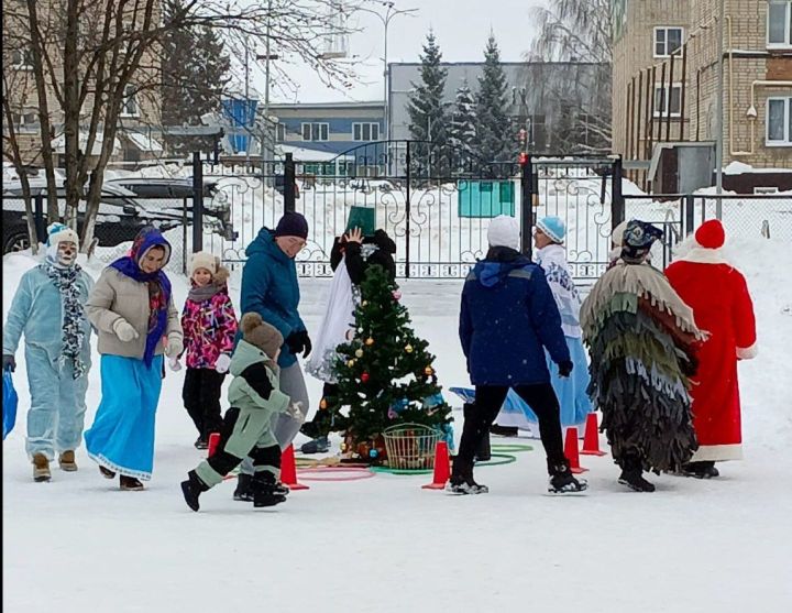 В детском саду «Сказка» родители воспитанников водили хоровод